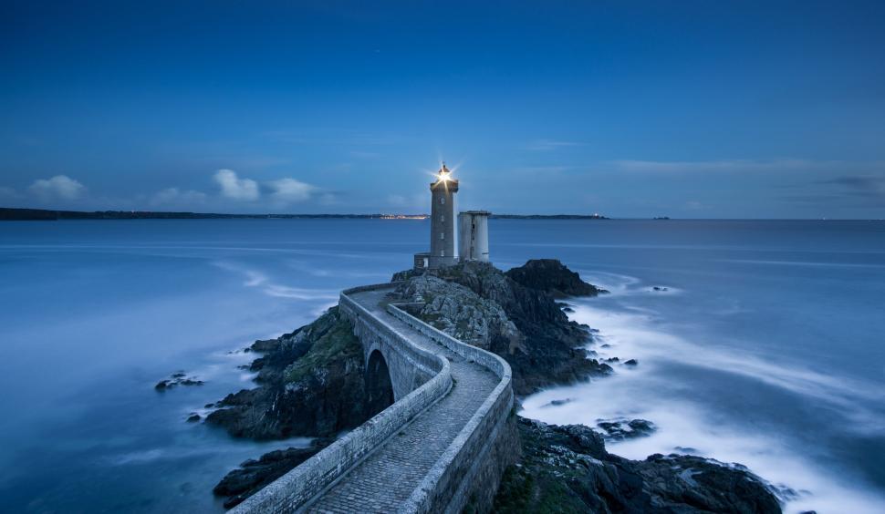 Free Image of Long Exposure of a Lighthouse at Night 
