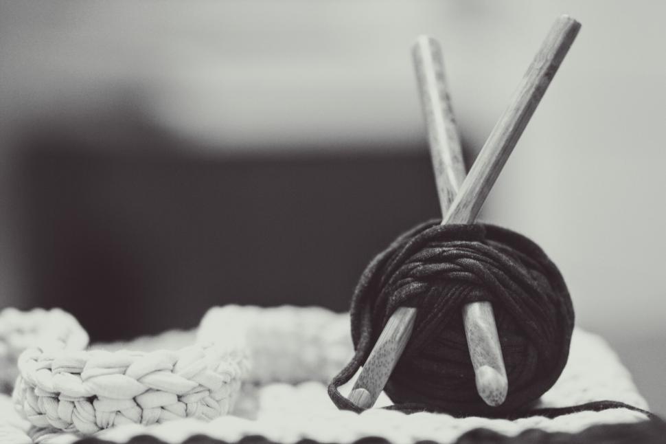 Free Image of Two Knitting Needles and Ball of Yarn 