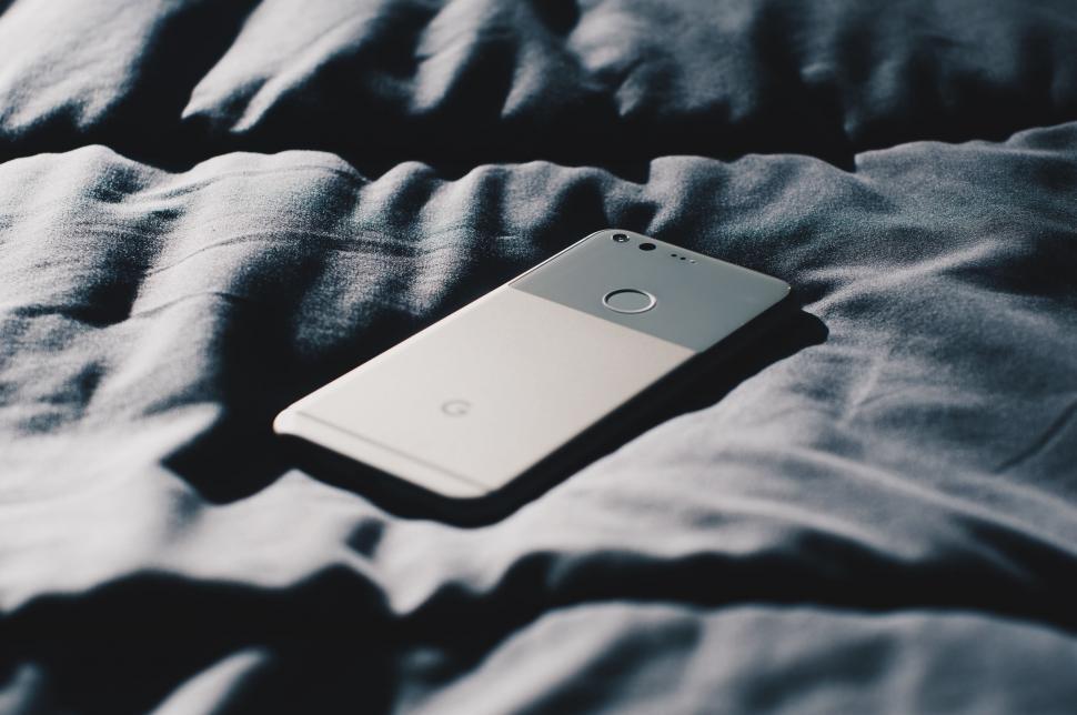 Free Image of Cell Phone on Bed 