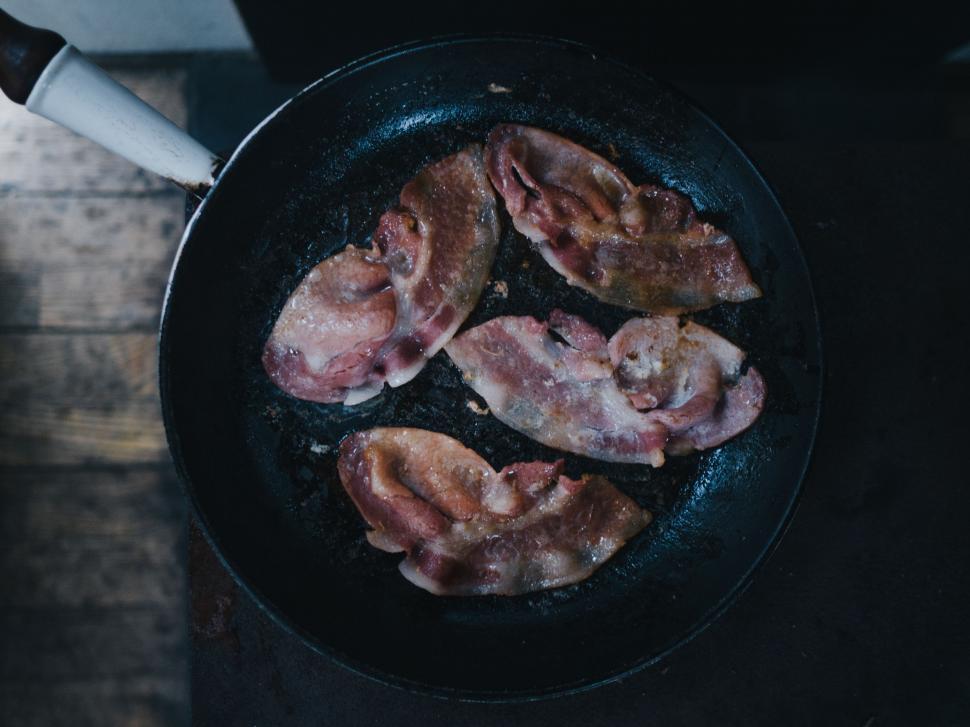 Free Image of Frying Pan With Meat on Stove 