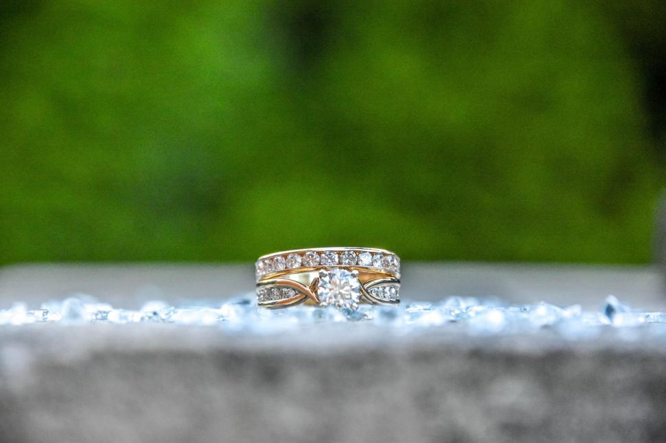 Free Image of Wedding Rings Resting on Stone 