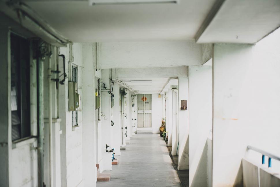 Free Image of Monochrome View of a Lengthy Hallway 