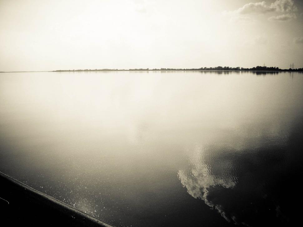 Free Image of dramatic calm lake 
