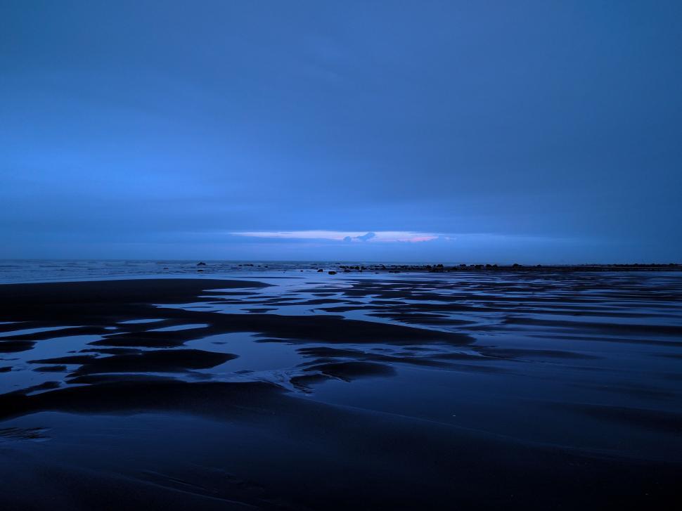 Free Image of Dark Blue Sky Over Ocean at Night 