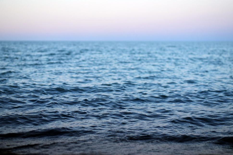 Free Image of Blurry Body of Water 