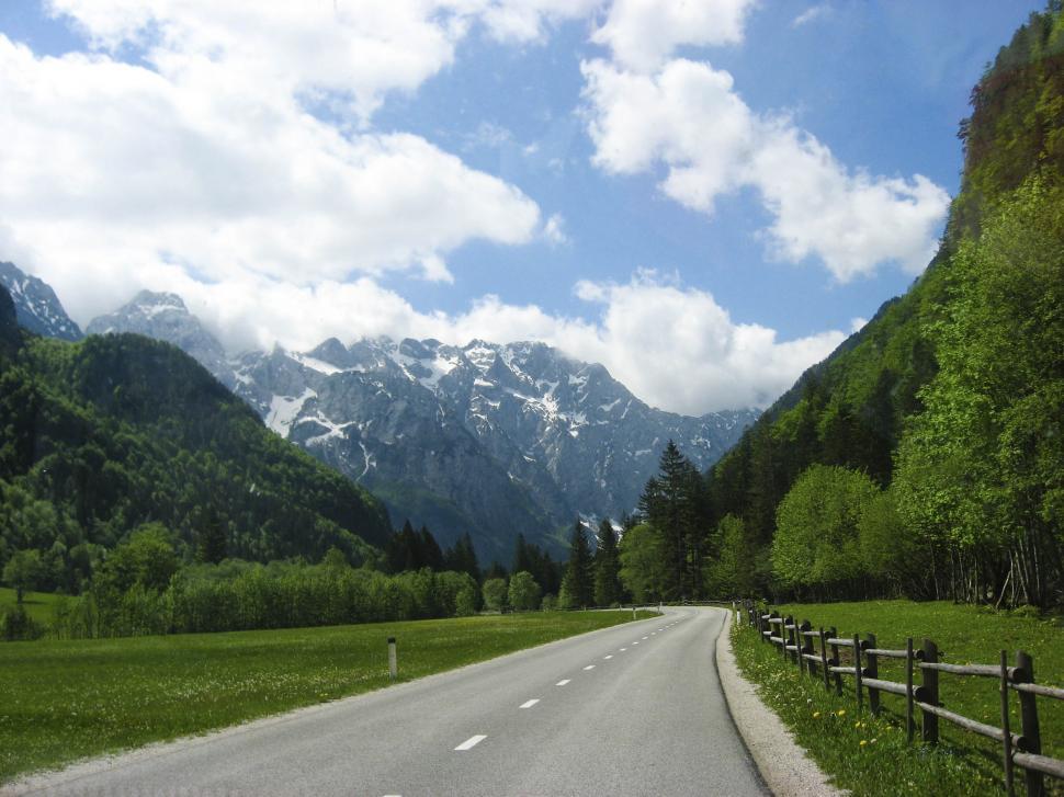 Free Image of Road to the Alpine countryside 