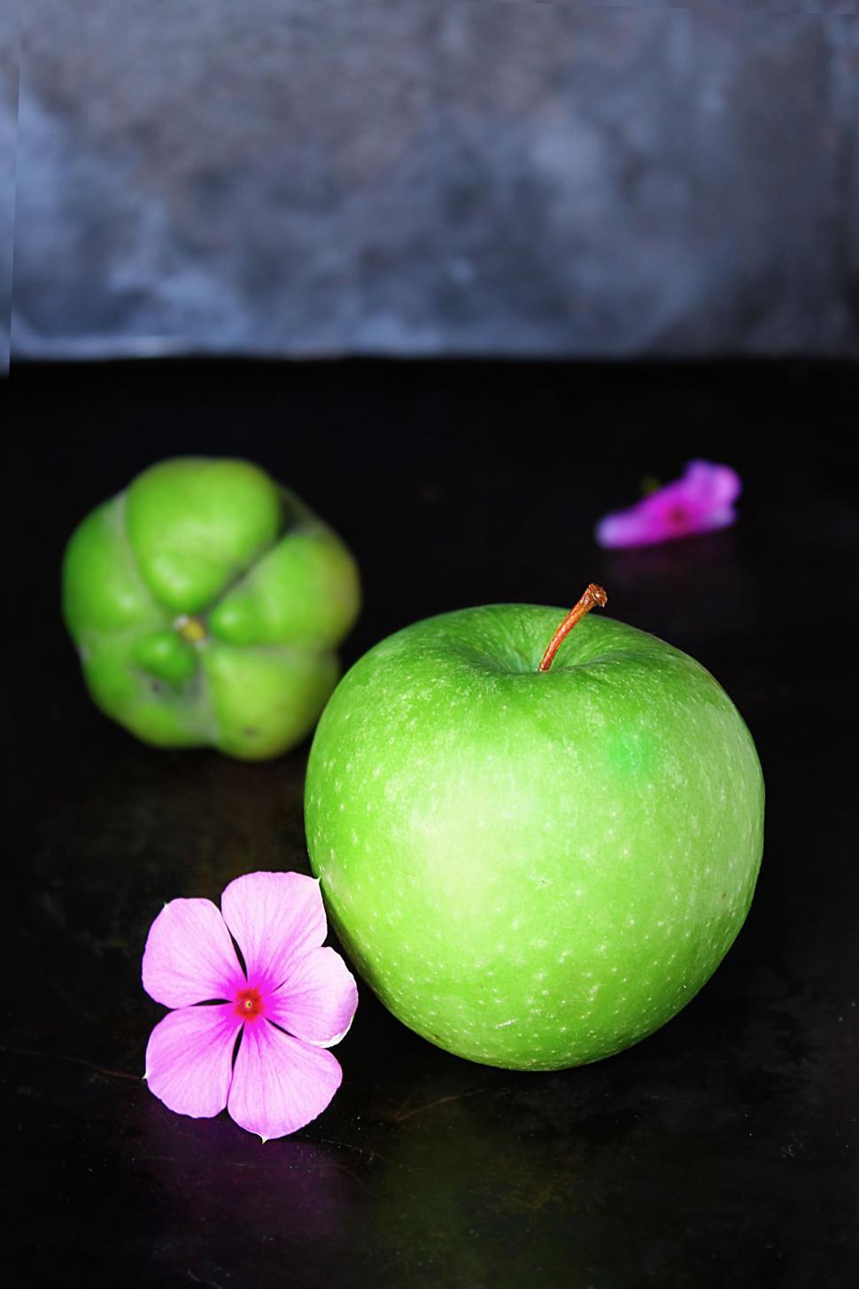 Free Image of Green Apple and Pink Flower 