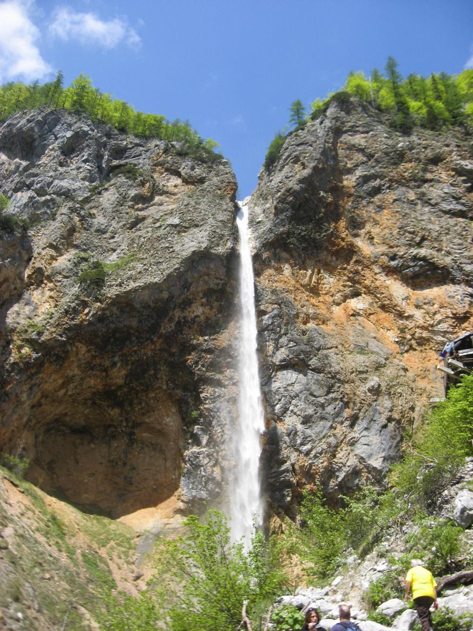 Free Image of Waterfall through rocks 
