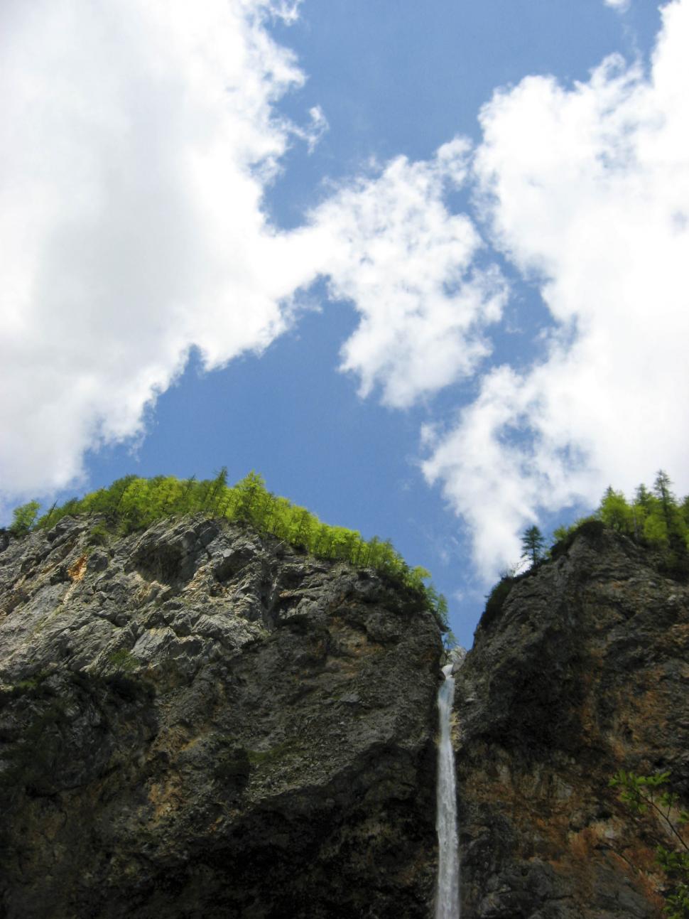 Free Image of Small waterfall 