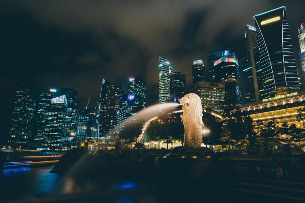 Free Image of City Night View With Fountain 