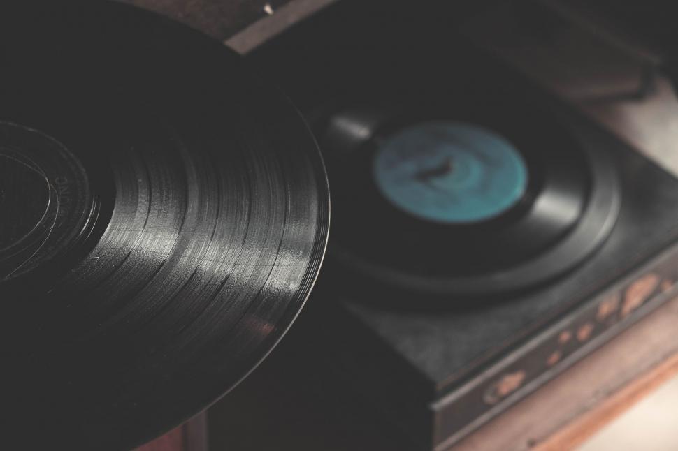 Free Image of Record Player With Blue Disk 