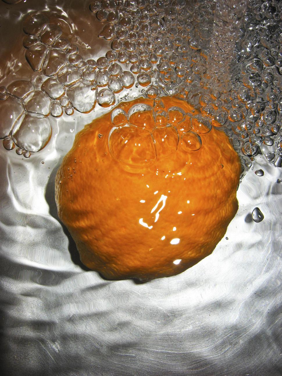 Free Image of orange in water 