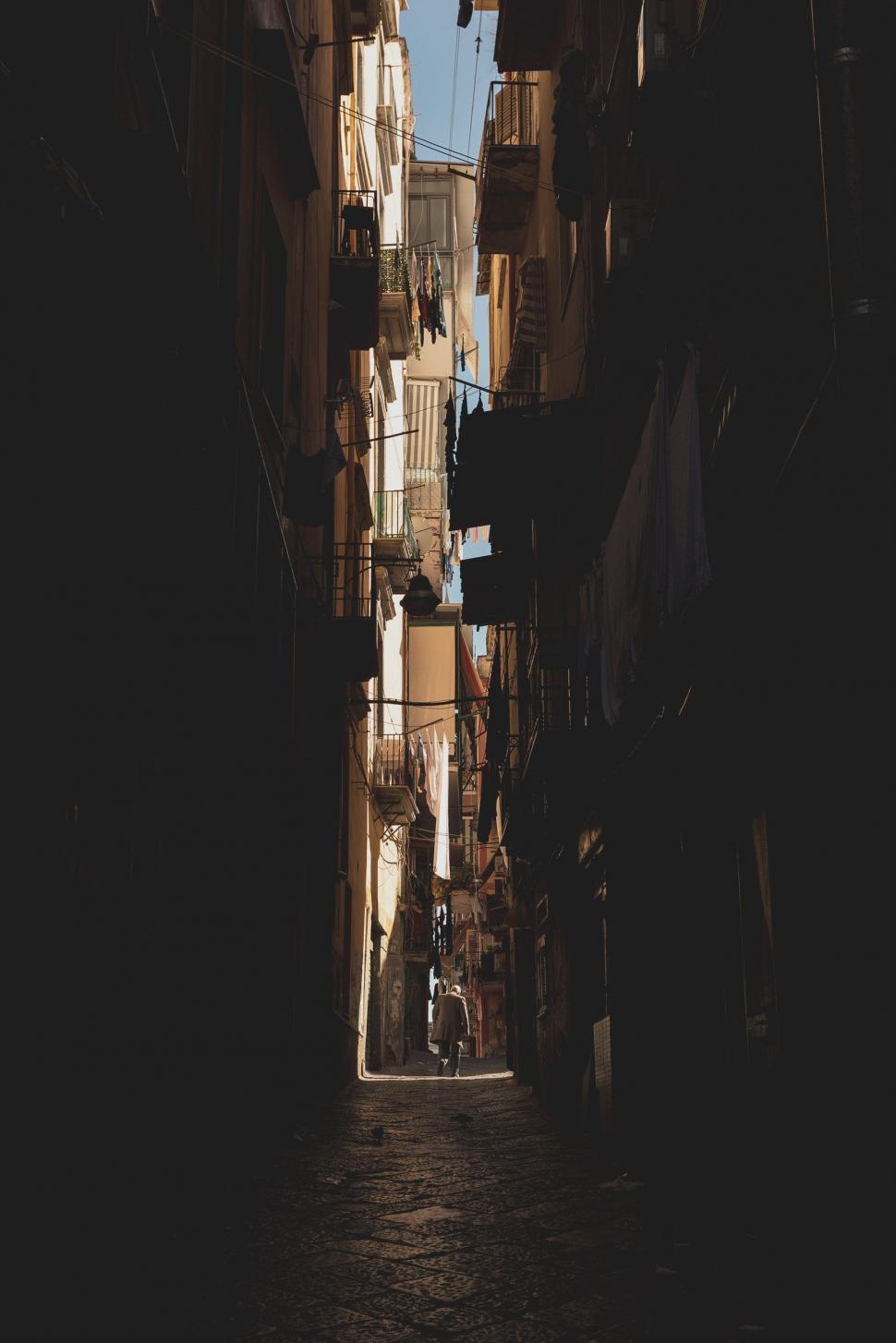 Free Image of Narrow Alleyway With Buildings on Both Sides 