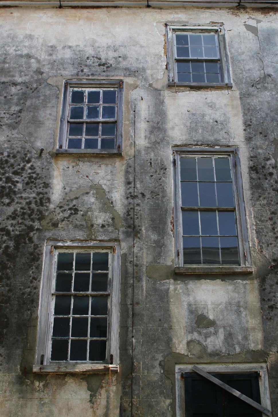 Free Image of windows on building 