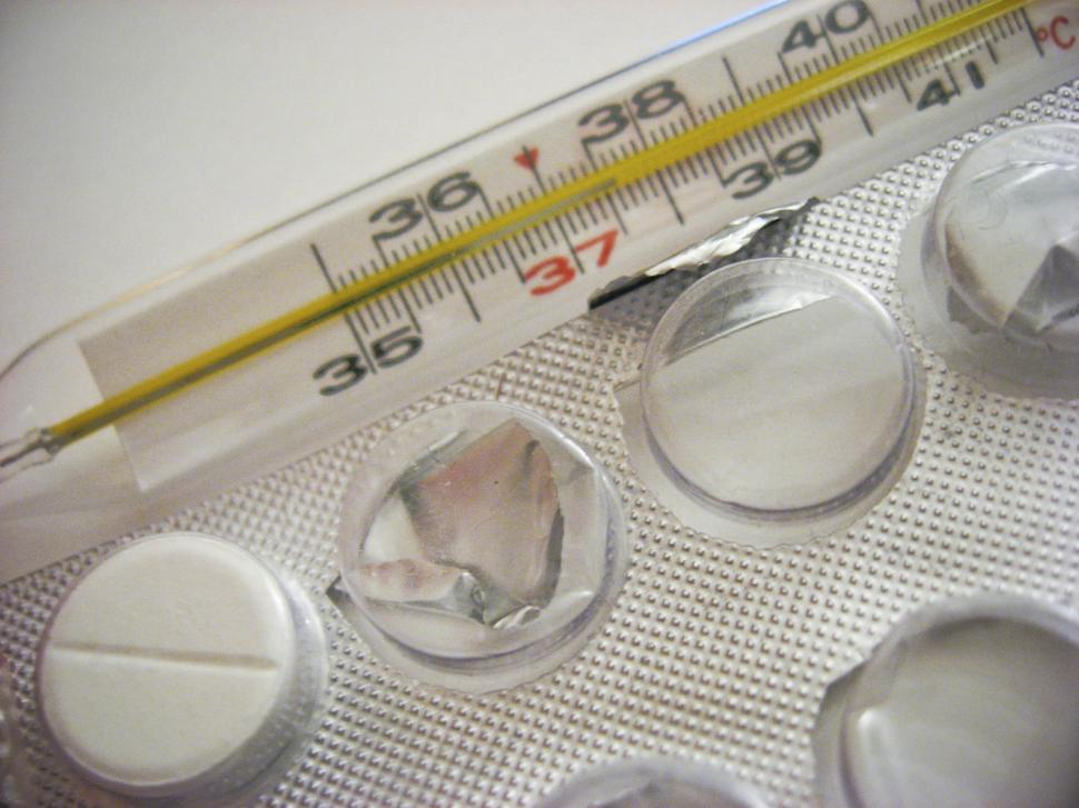 Free Image of thermometer and pills 