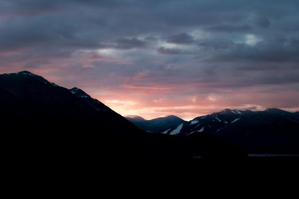 Free Image of Majestic Sunset Over Mountain Range 