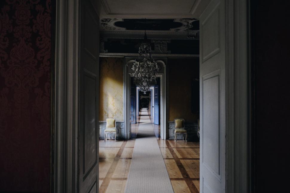 Free Image of Elegant Hallway With Hanging Chandelier 