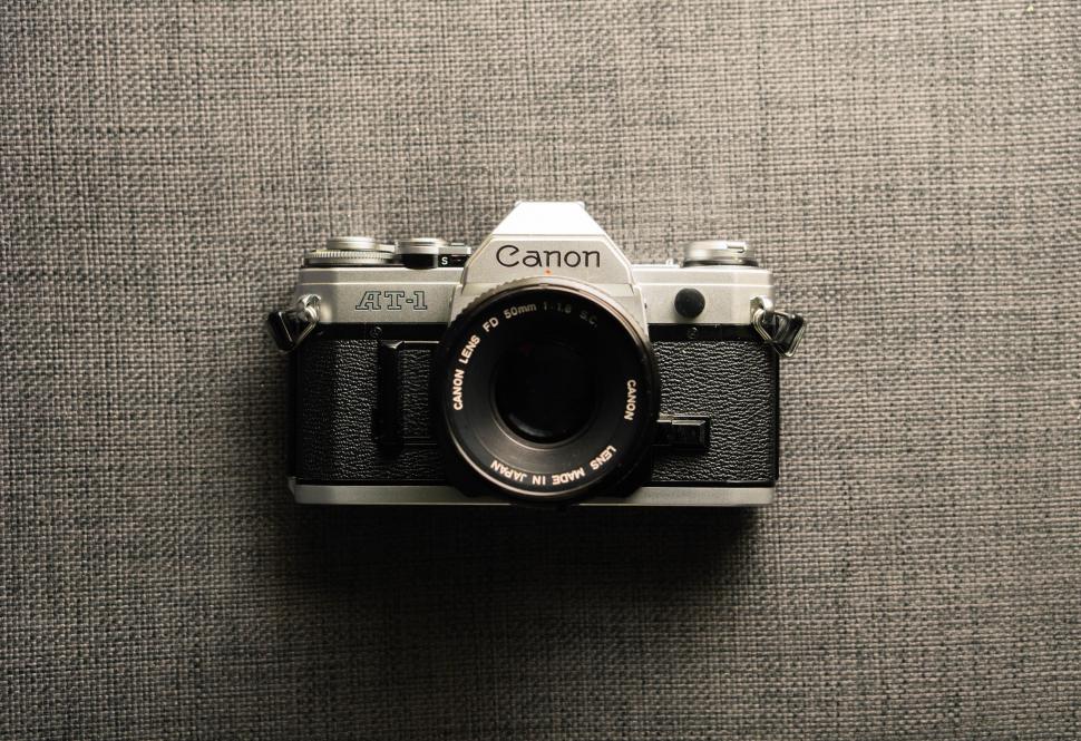 Free Image of Vintage Camera in Black and White 