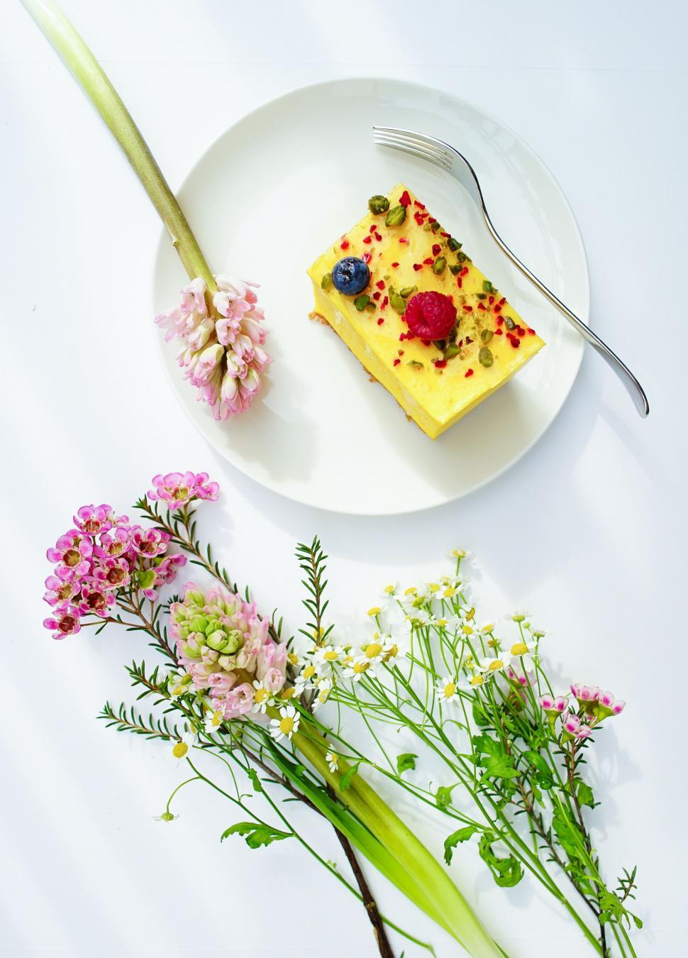 Free Image of White Plate With Cake and Flowers 